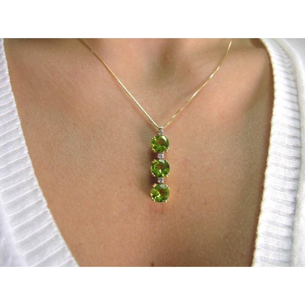 Collana Trilogy Peridoto Rotondo e Diamanti foto indossata