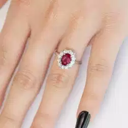 Anello Kate con Rubino 8.10x6.20mm e 12 Diamanti foto indossata