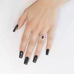 Anello Kate con Rubino 8.10x6.20mm e 12 Diamanti foto indossata