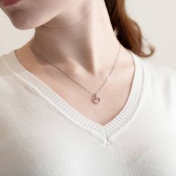 Ciondolo Cuore oro Bianco e Zirconi sfalsati indossato