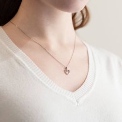 Ciondolo Cuore oro Bianco e Zirconi sfalsati indossato