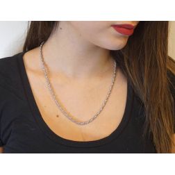 Collana a catena godronata in oro bianco foto indossata