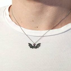 Collana Ciondolo Pipistrello Diamanti Neri e Rubini Foto Indossata