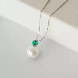 Collana con Perla Australiana e Smeraldo