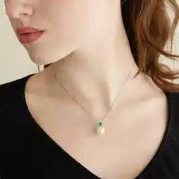 Collana con Perla Australiana e Smeraldo foto indossata
