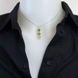 Collana Trilogy Peridoto Rotondo e Diamanti foto indossata