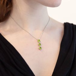 Collana Trilogy Peridoto Carrè e Diamanti Foto indossata