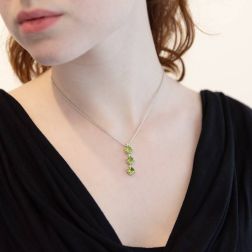 Collana Trilogy Peridoto Carrè e Diamanti Foto indossata