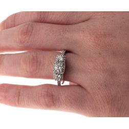 Foto Indossata Anello Trilogy in Platino con Diamante centrale GIA 0.30 ct