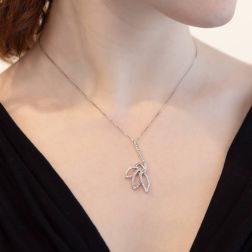 Collana White Flower foto indossata