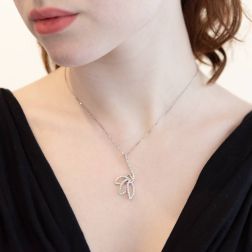 Collana White Flower foto indossata