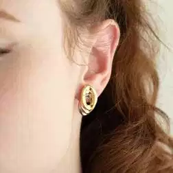 Orecchini Ovali 3 colori  in Oro 18kt, indossata