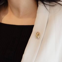 Spilla Ovali 3 colori  in Oro 18kt, indossata