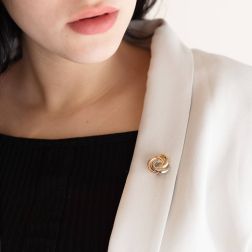 Spilla Cerchi intrecciati 3 colori  in Oro 18kt, iindossata