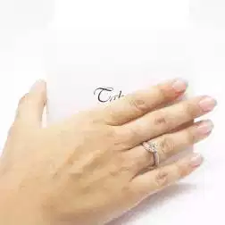 Anello Solitario Contornato Diamante GIA da 0,90ct foto indossata