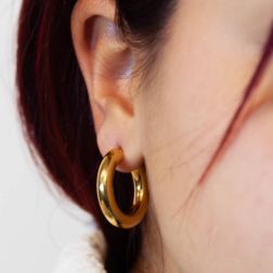 photo of worn 2,5cm x 4,8mm Shiny Tubular Hoops in yellow gold