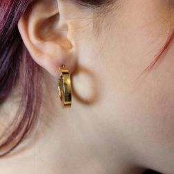 photo of worn 2,5cm x 5,2mm Shiny Square Hoops in Yellow Gold