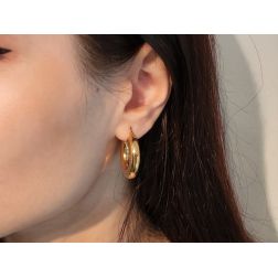 Photo of worn 2,60cm x 5,90mm Polished Tubular Hoops in yellow gold and white border