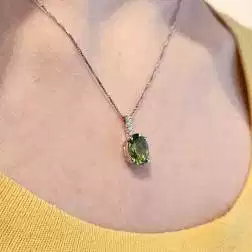 Collana con ciondolo Peridoto e Diamanti foto indossata
