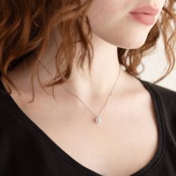 9 Diamonds Flower 0.14ct Solitaire Necklace Photo of worn