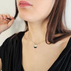 Ciondolo Medaglia Tonda diametro 1,43cm Oro Bianco Foto indossata