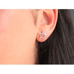 Orecchini Stella forata con diamante foto indossata