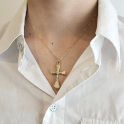 Ciondolo Croce stondata in Oro Giallo con Cristo in Oro Bianco Misura L foto indossata
