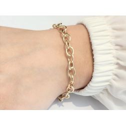 Photo of worn Oval Rolò chain bracelet in yellow gold - Lobster clasp