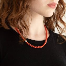 Collana Corallo chiusura barilotto bicolor foto indossata