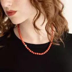 Collana Corallo chiusura barilotto bicolor foto indossata