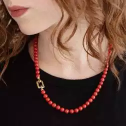 Collana Corallo chiusura rettangolo in Oro Giallo foto indossata