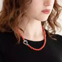 Collana Corallo chiusura a C in Oro Bianco foto indossata