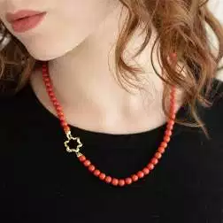 Collana Corallo chiusura Fiore in Oro Giallo foto indossata