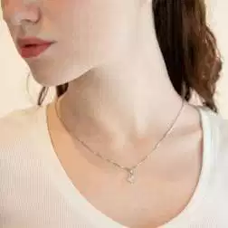 Ciondolo piedini Oro Bianco e Zirconi foto indossata