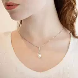 Ciondolo astina con Perla Freshwater ovale e zirconi foto indossata