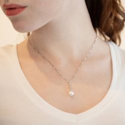Ciondolo navette con Perla Freshwater tonda e zircone foto indossata