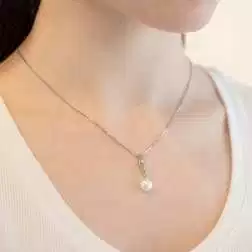 Ciondolo navette con Perla Freshwater tonda e zircone foto indossata