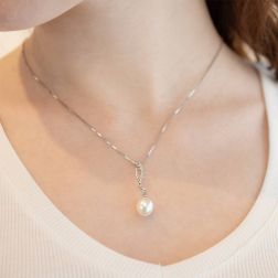 Ciondolo Navette con Perla Freshwater ovale e zirconi foto indossata