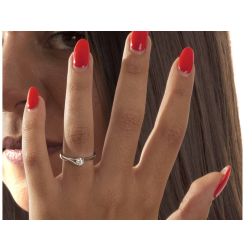 Anello solitario Contrariè con  Diamante  certificato GIA da 0,30 ct foto indossata
