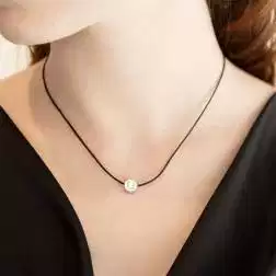 Ciondolo Iniziale Smaltata Rotonda oro bianco e diamanti U Diamanti Foto indossata