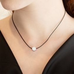 Ciondolo Iniziale Smaltata Rotonda oro bianco e diamanti D Diamanti Foto indossata