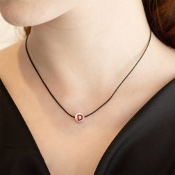 Ciondolo Iniziale Smaltata Rotonda oro bianco e diamanti D Rossa Foto indossata