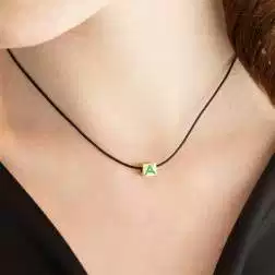 Ciondolo Iniziale Smaltata Quadrata oro giallo A Verde Indossata
