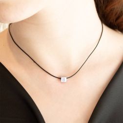 Ciondolo Iniziale Smaltata Quadrata Oro Bianco e Diamanti B Lilla foto indossata