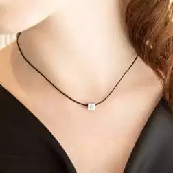 Ciondolo Iniziale Smaltata Quadrata Oro Bianco e Diamanti B Diamanti foto indossata