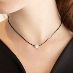 Ciondolo Iniziale Smaltata Quadrata Oro Bianco e Diamanti O Diamanti foto indossata