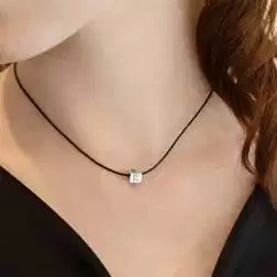 Ciondolo Iniziale Smaltata Quadrata Oro Bianco e Diamanti E Diamanti foto indossata