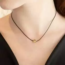 Ciondolo Love in Oro Giallo 18kt foto indossata