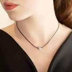 Ciondolo Maschera in Oro Bianco 18kt foto indossata