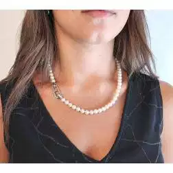 Collana Perle Akoya chiusura geometrica in Oro Bianco foto indossata